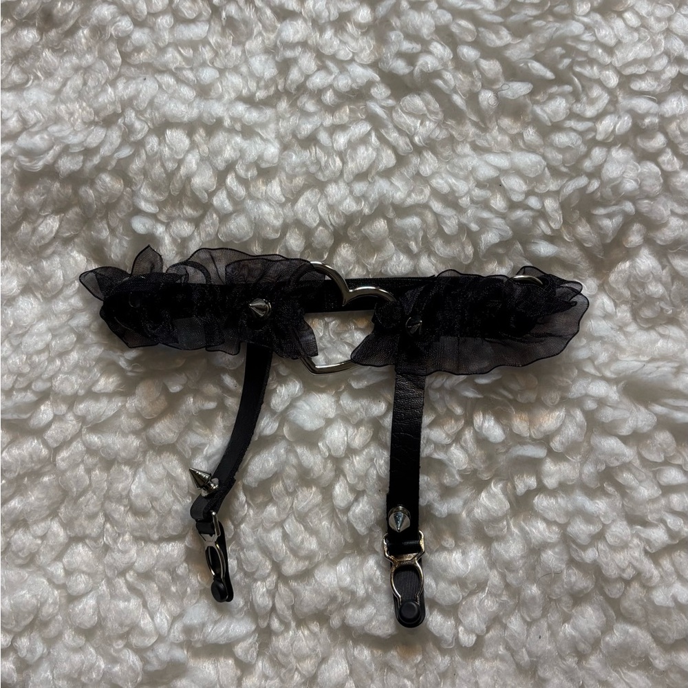 Elegant Black Garter with Ruffle Detail